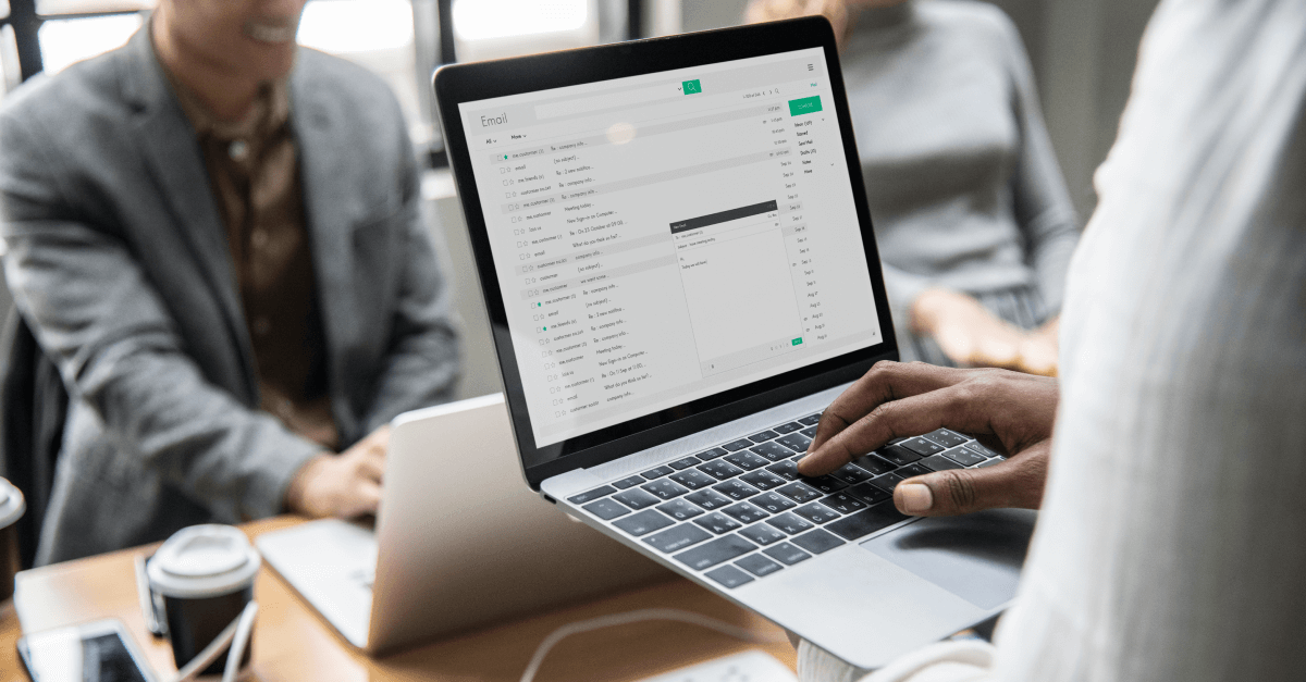 Jak przesłać dużą liczbę plików w mailu?