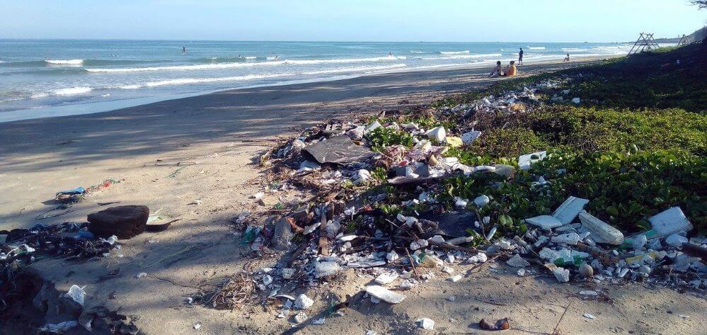 zanieczyszczona plastikiem plaża