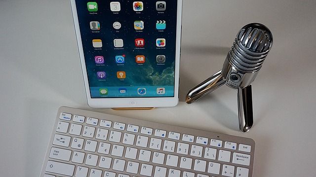 tablet i mikrofon - nagrywanie podcastu