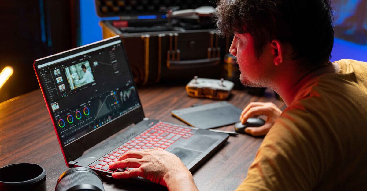 Co musi umieć i ile zarabia montażysta wideo