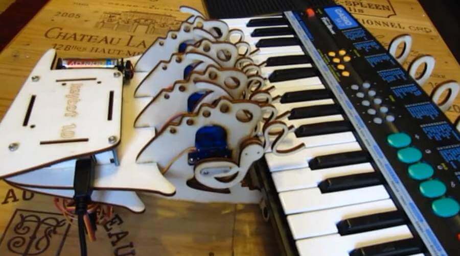 robot grający na pianinie stworzony z arduino