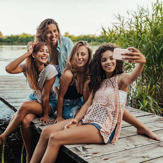 grupowe selfie smartfonem - uwiecznianie chwil dzięki fotografii mobilnej