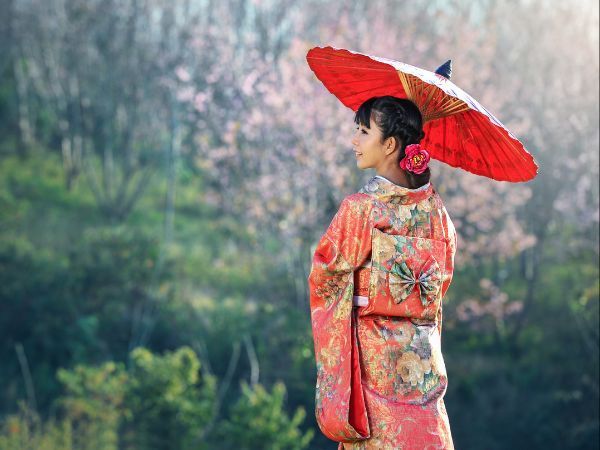 Kobieta w tradycyjnym japońskim stroju