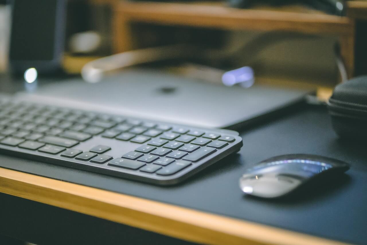 stanowisko pracy z myszką, klawiaturą i laptopem