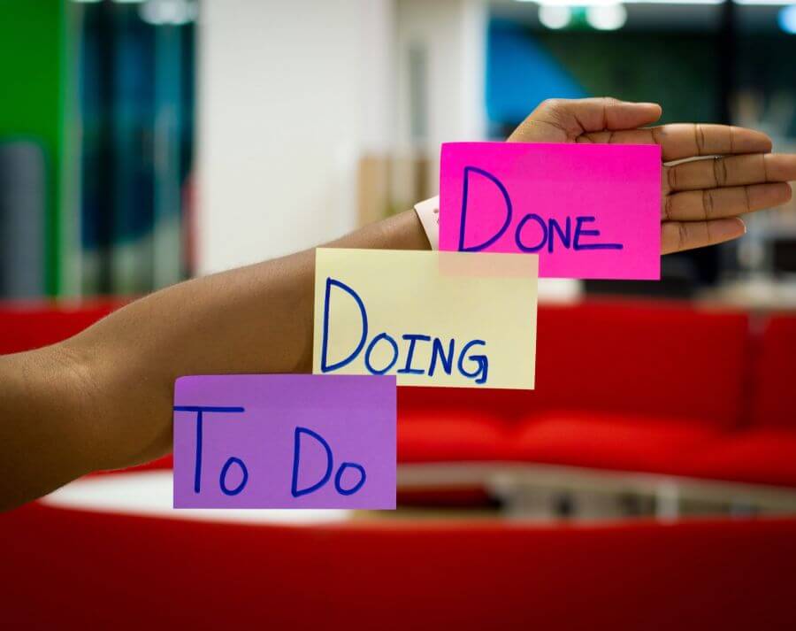 Kolorowe karteczkie z etapami projektu "To do", "Doing" i "Done"