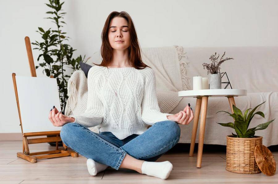 Kobieta w trakcie medytacji