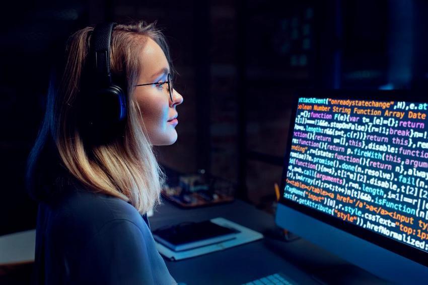 Kobieta w trakcie nauki programowania
