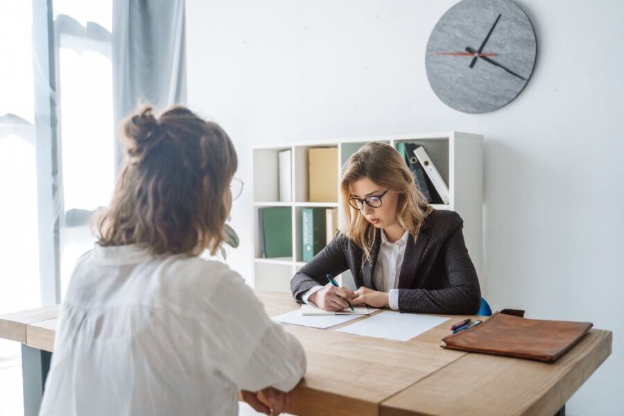 Specjalista HR w trakcie pracy - rozmowa z pracownikiem